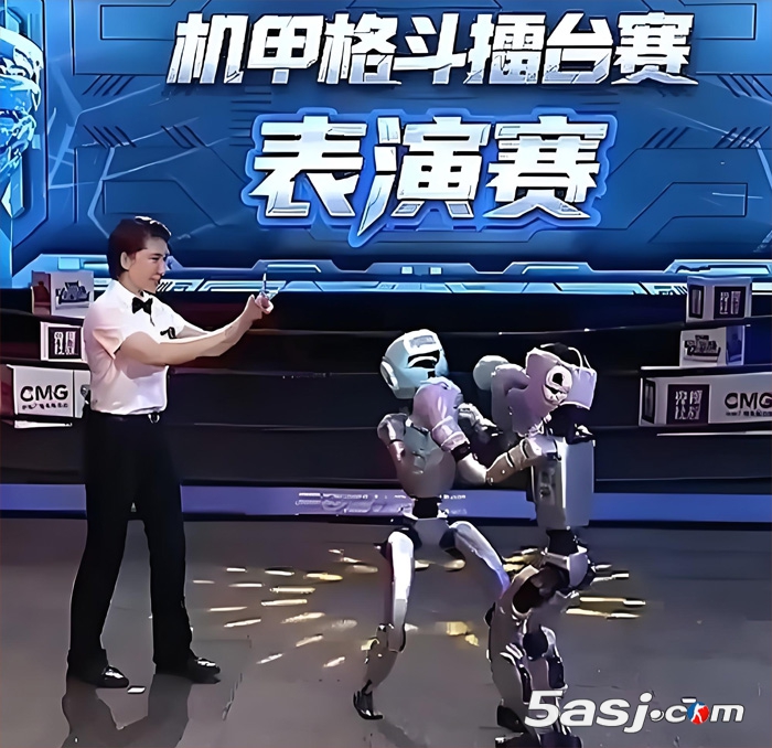 機器人在格斗大賽打裁判了？央視機甲格斗擂臺賽：AI博主奪冠，宇樹G1首秀
